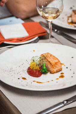 bir restoranda lezzetli somonu. küçük bir kısmı