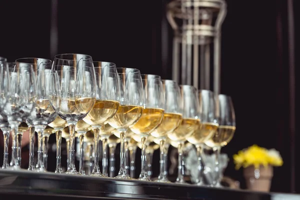 Fila di bicchieri di vino bianco. bar nel costoso ristorante — Foto Stock
