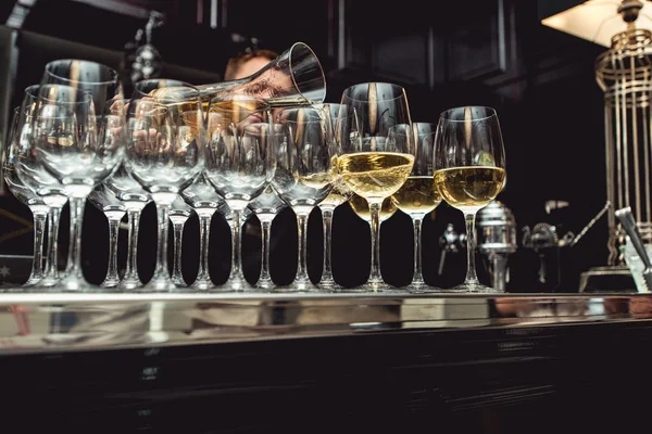 Barman gieten van witte wijn in het glas wijn proeverij — Stockfoto