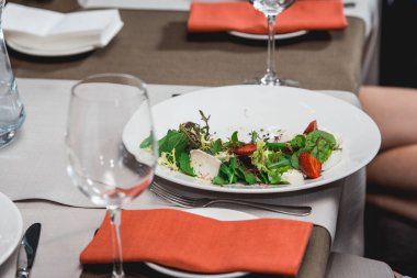 Brie peyniri, karahindiba ve çilek salatası.