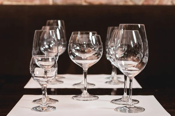 Vasos vacíos de diferentes formas servidos para una cata de vinos — Foto de Stock