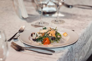 yumurta bir restoranda lezzetli somon salatası. küçük bir kısmı