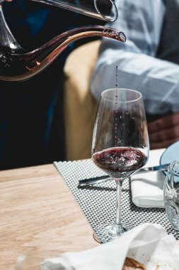 sommelier şarap tadımı, cam içine şampanya dökme