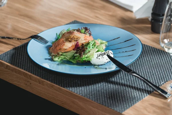 yumurta bir restoranda lezzetli somon salatası. küçük bir kısmı