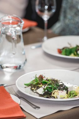 Brie peyniri, karahindiba ve çilek salatası.