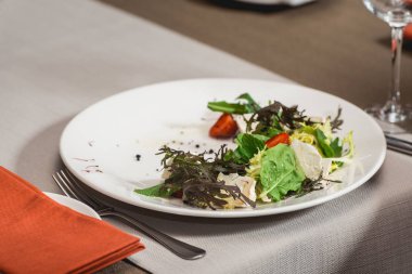 Brie peyniri, karahindiba ve çilek salatası.