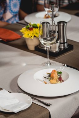 bir restoranda lezzetli karides. küçük bir kısmı