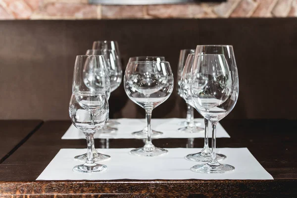 Lege glazen van verschillende vormen diende voor een wijnproeverij — Stockfoto