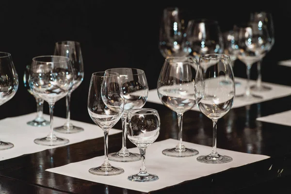 Farklı şekiller boş bardak şarap tadımı için hizmet — Stok fotoğraf