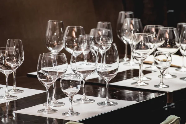 Bicchieri vuoti di diverse forme serviti per una degustazione di vini — Foto Stock