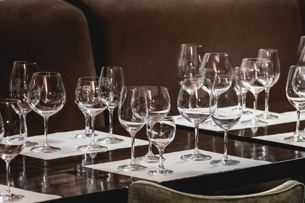 Bicchieri vuoti di diverse forme serviti per una degustazione di vini — Foto Stock