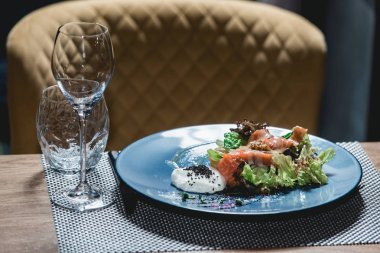 yumurta bir restoranda lezzetli somon salatası. küçük bir kısmı