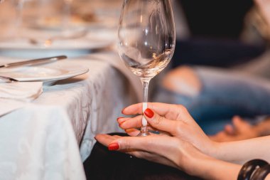 kadın kırmızı şarap tutar. insanlar şarap rengini düşünün ve nasıl farklı Gözlükte kokuyor deneyin