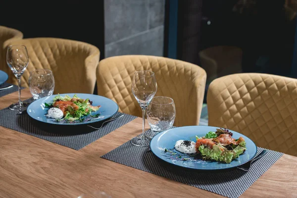 yumurta bir restoranda lezzetli somon salatası. küçük bir kısmı