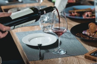 Sommelier şarap şarap tadımı, cam içine bir şişe dökme şarap tadımı