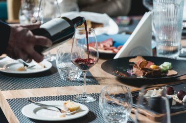 Sommelier şarap şarap tadımı, cam içine bir şişe dökme şarap tadımı