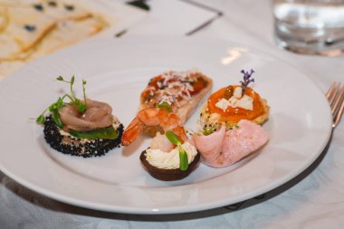 Gıda ve şarap tadımı için hizmet tablo. Karides, aperatifler balık fileto, İspanya tapas yemek tarifi yemek pintxos