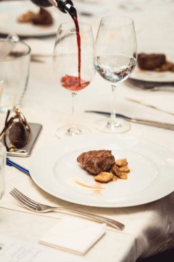 Beyaz bir tabak ızgara dilimlenmiş dana biftek.