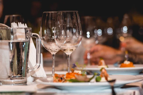 Photo of two empty wine glasses on a served table in a restaurant — Stock Photo, Image