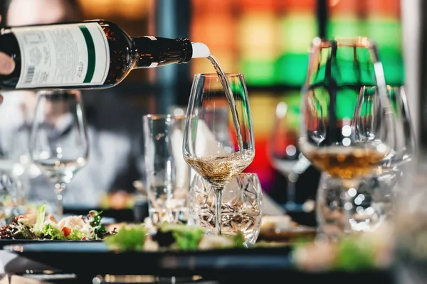 sommelier şarap şarap tadımı, cam içine dökme