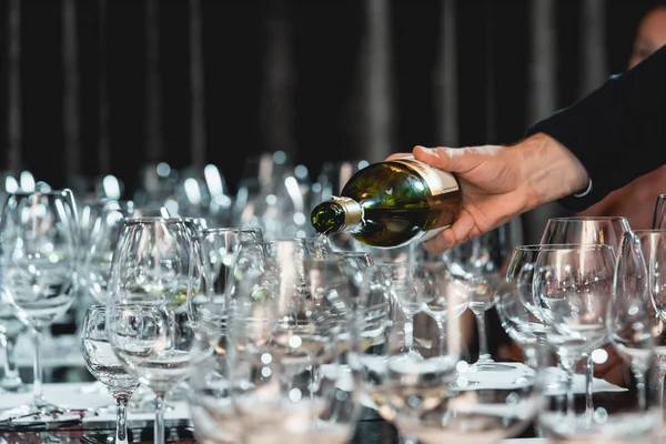 Sommelier versando vino bianco nel bicchiere alla degustazione di vini — Foto Stock