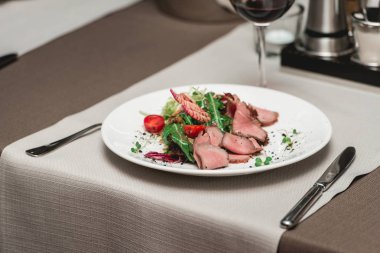 et ve domates bir restoranda taze salata