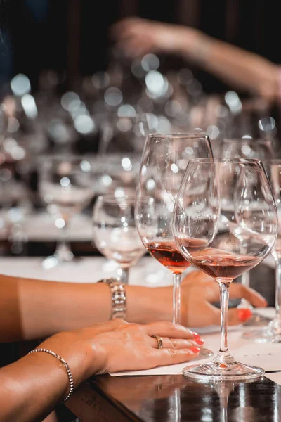 女性は、赤ワインのガラスを保持します。人は、ワインの色を考慮してどのように異なるガラスのにおいがします。 — ストック写真