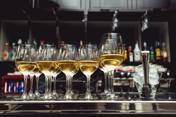 Fila de copas de vino blanco. bar en el restaurante caro — Foto de Stock