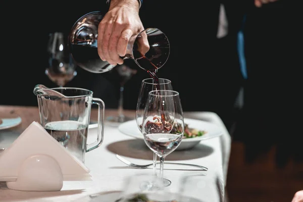 Sommelier verter champán en la copa en la degustación de vinos — Foto de Stock