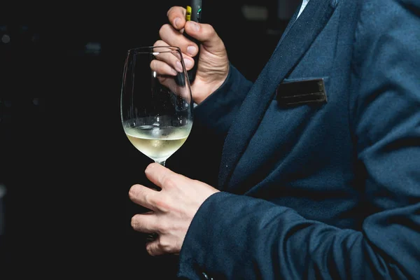 Man holds glass of wine. people consider the color of the wine and try how it smells in different glasses — Stock Photo, Image