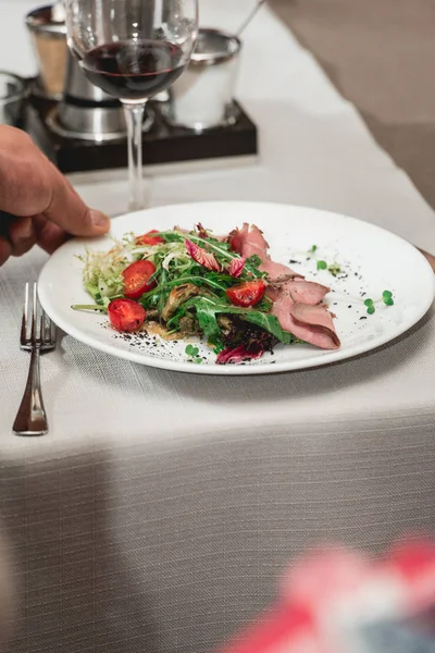 et ve domates bir restoranda taze salata