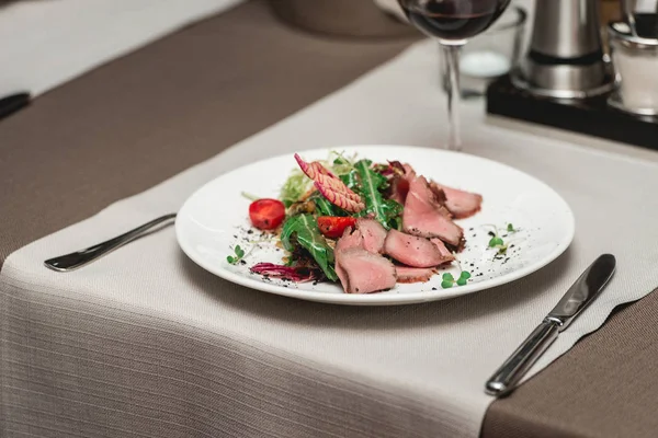 et ve domates bir restoranda taze salata