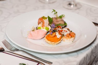 Gıda ve şarap tadımı için hizmet tablo. Karides, aperatifler balık fileto, İspanya tapas yemek tarifi yemek pintxos