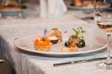 Gıda ve şarap tadımı için hizmet tablo. Karides, aperatifler balık fileto, İspanya tapas yemek tarifi yemek pintxos