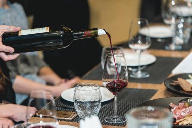sommelier şarap tadımı, cam içine kırmızı şarap dökme