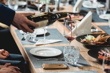 sommelier şarap tadımı, cam içine kırmızı şarap dökme