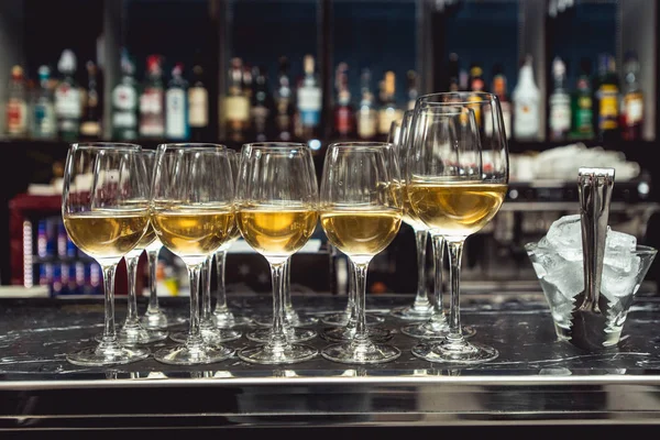 Fila de copas de vino blanco. bar en el restaurante caro — Foto de Stock