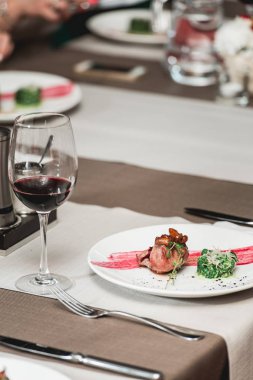 taze Izgara Barbekü Izgara sığır eti biftek ve sos yeşil yaprak salata ile beyaz tabakta. bir tabloda bir lokantada çorba sosu küçük sürahi cam servis