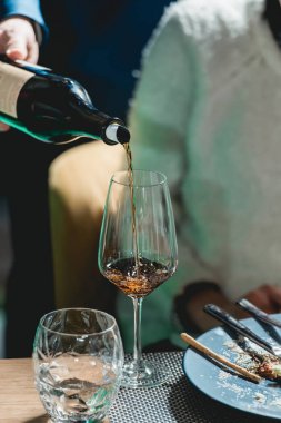 sommelier şarap şarap tadımı, cam içine dökme