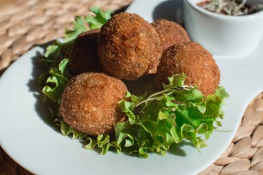 İspanyol kroket ile plaka closeup salata ve sos ile servis