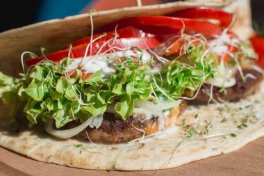 peynir ve sebze ile et schnitzel büyük Meksika taco