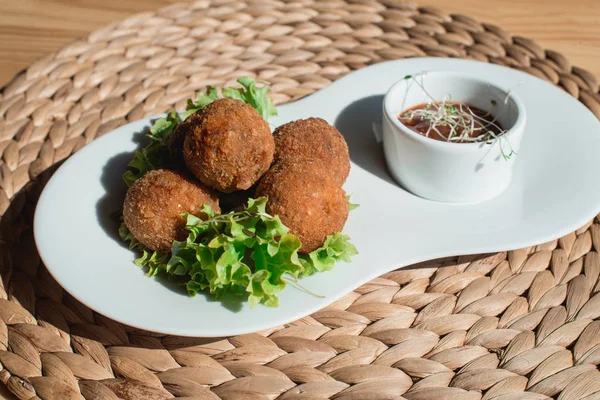 İspanyol kroket ile plaka closeup salata ve sos ile servis