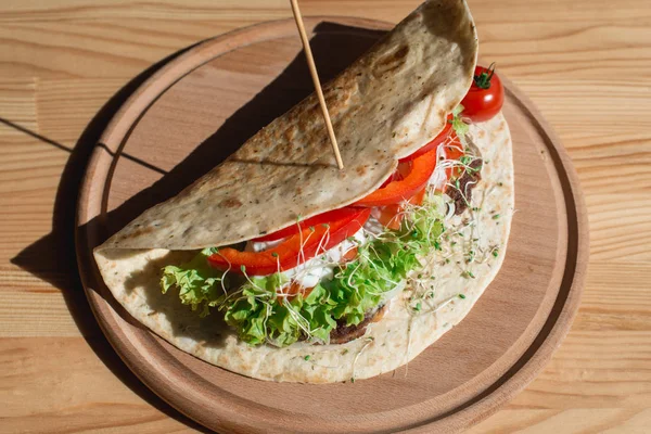 チーズと野菜の肉シュニッツェルと偉大なメキシコ タコス — ストック写真