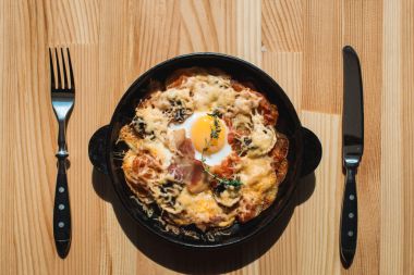 tortilla con patates. Pastırma peynir domates sosu ve yumurta ile tipik İspanyol yemek