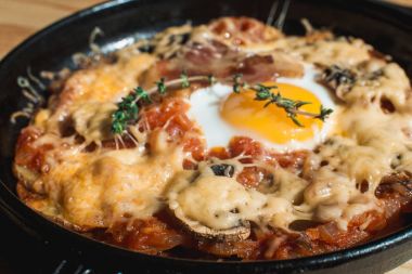 tortilla con patates. Pastırma peynir domates sosu ve yumurta ile tipik İspanyol yemek