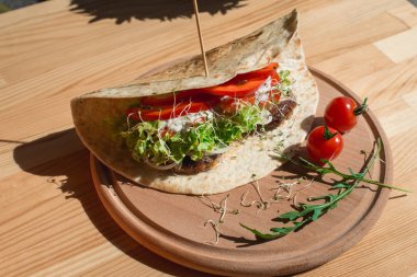 peynir ve sebze ile et schnitzel büyük Meksika taco