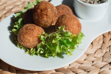 İspanyol kroket ile plaka closeup salata ve sos ile servis