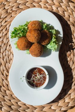 İspanyol kroket ile plaka closeup salata ve sos ile servis