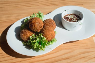 İspanyol kroket ile plaka closeup salata ve sos ile servis