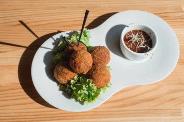 İspanyol kroket ile plaka closeup salata ve sos ile servis